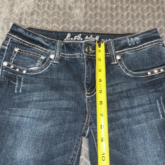 L.A. Idol Jean Capris.  Light Distress w Rhinestones.  Size 9. W 32/ L 18. - Picture 10 of 11